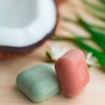 DOCCIA SHAMPOO SOLIDO RINFRESCANTE con Burro di Illipè, Limone e Tea Tree bianco - immagine 2