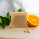 SAPONE SCRUB SOLIDO - Arancia con Granuli di Nocciolo e Mandorle - immagine 2